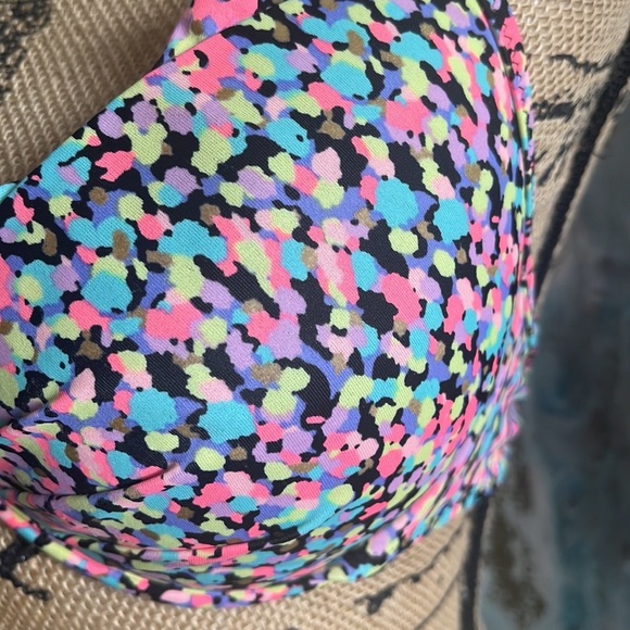 Victoria’s Secrets Bikini Top
34C
Gently used. 
Excellent Condition 
#89A - Picture 8 of 9